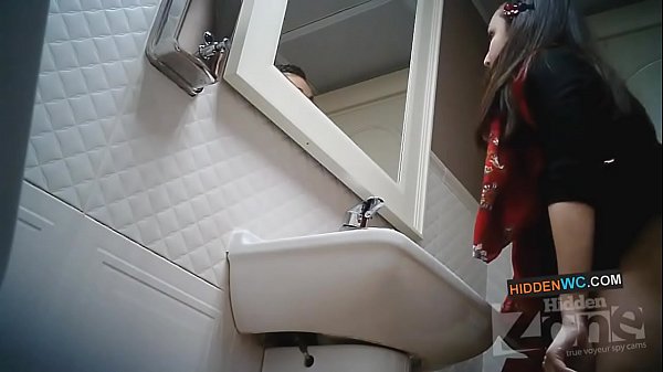 Versteekte kamera-opnames in die vrouetoilet (1)