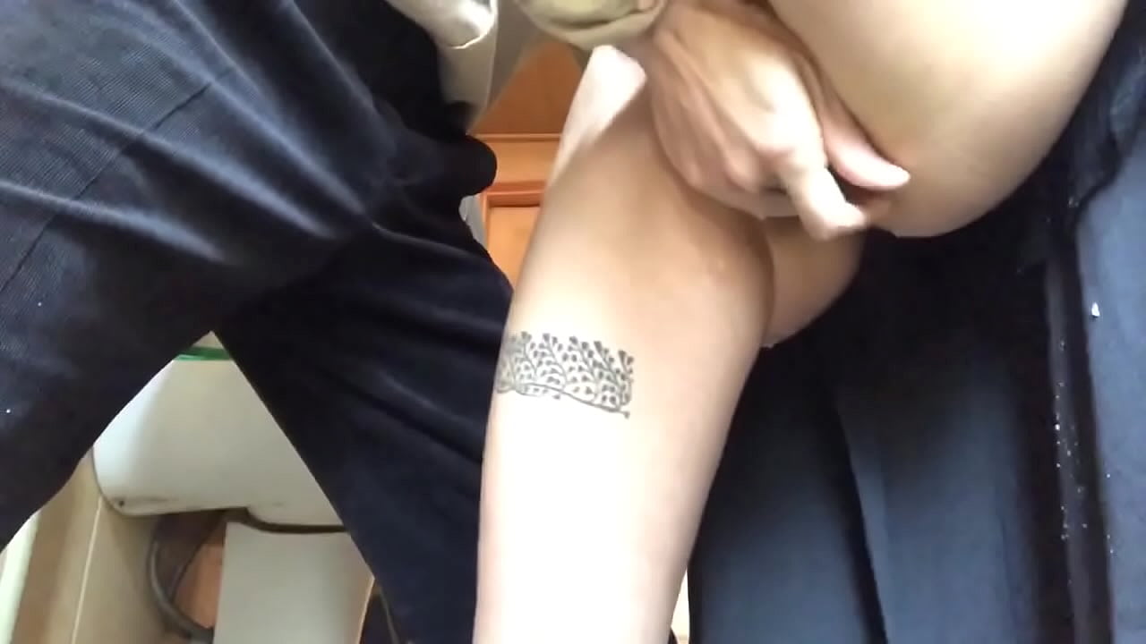 Spuit in die skoolbadkamer, 'n regte skuimende orgasme - my onderwyser het sy bes gedoen