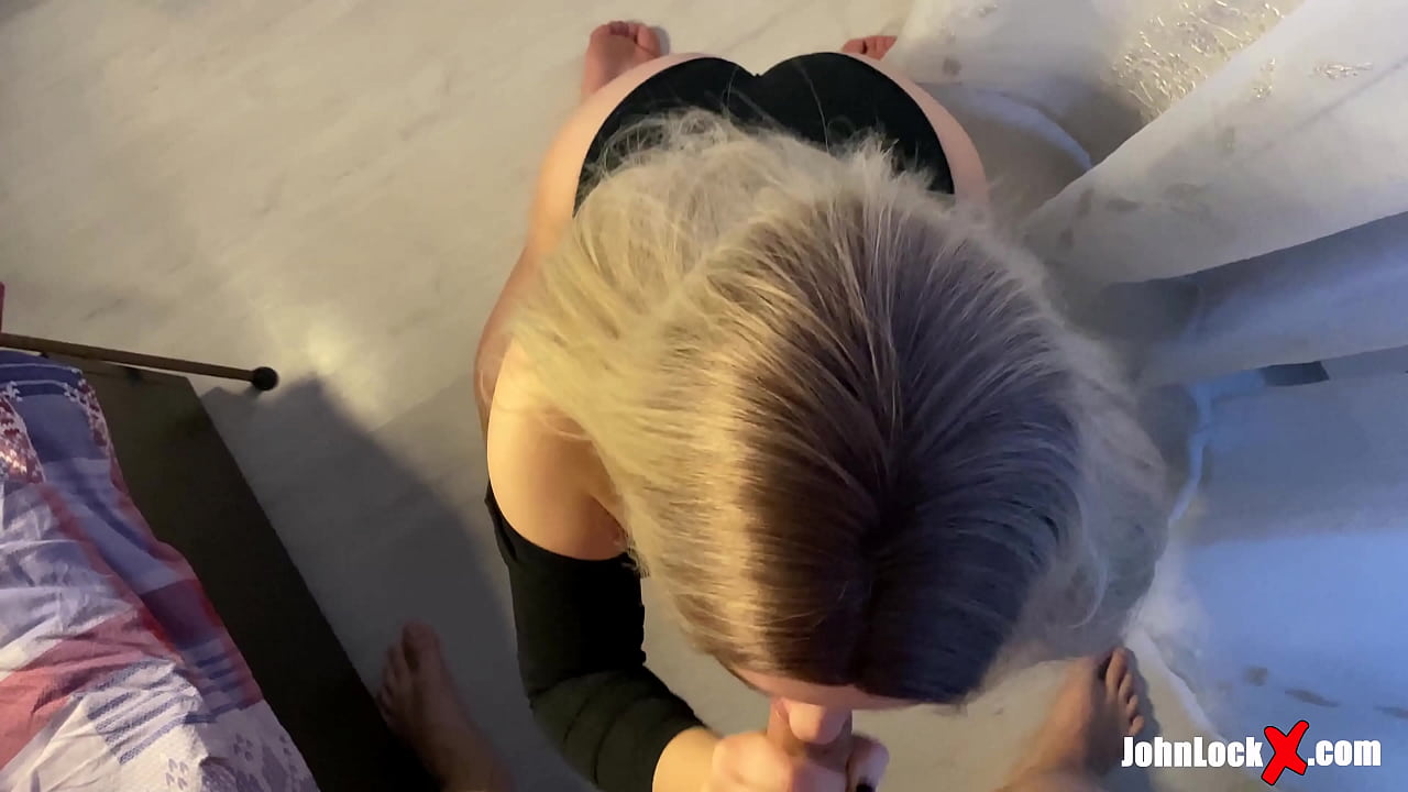 Rooikop suig piel en opfok, kry sperma op haar gat